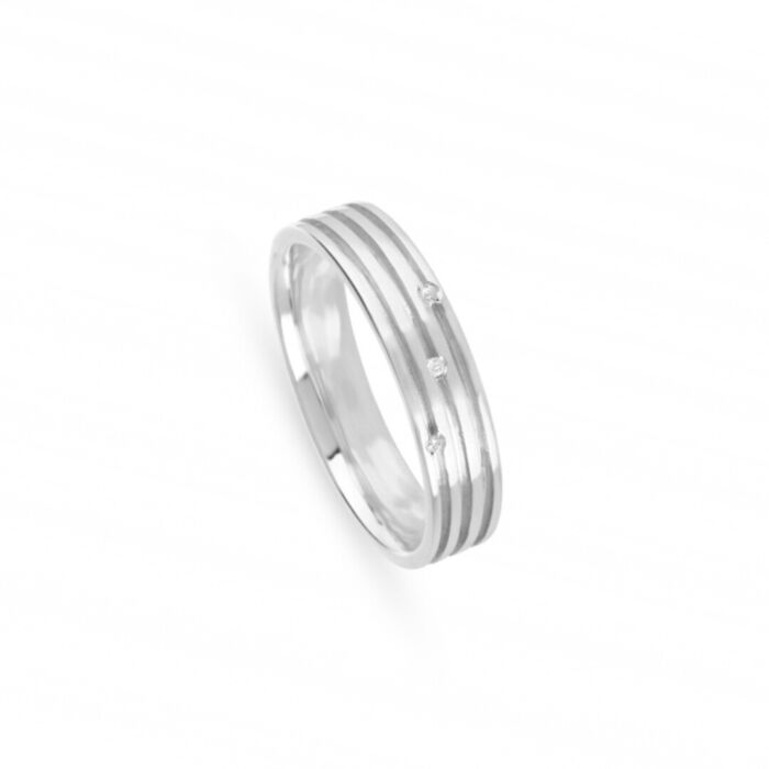 Aliança de casamento em ouro branco de 19.2kl com 3 diamantes cravados sobre três frisos do aro.