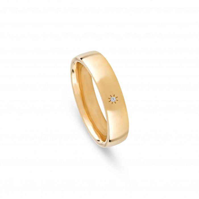 Aliança de casamento Romantis em ouro amarelo 19.2kl, com 5mm de largura e um diamante de 0.015ct.