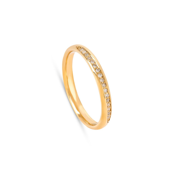 Aliança de casamento tradicional em ouro amarelo de 19.2kl cravada de 17 cristais Swarovski.
