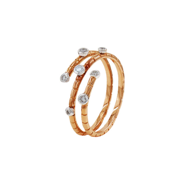 Anel ouro rose gold em formato espiral com dois aros intercalados por diamantes brancos redondos 