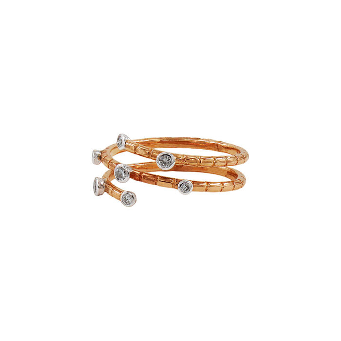 Anel em ouro rose gold em formato espiral com dois aros intercalados por diamantes brancos redondos 