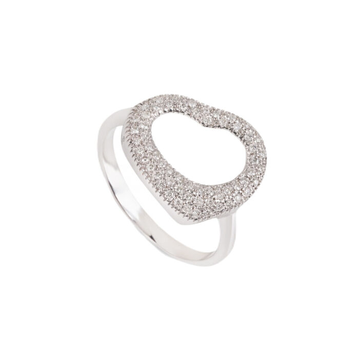 Anel feminino em ouro branco com coração recortado no topo, cravado de brilhantes em toda a forma.