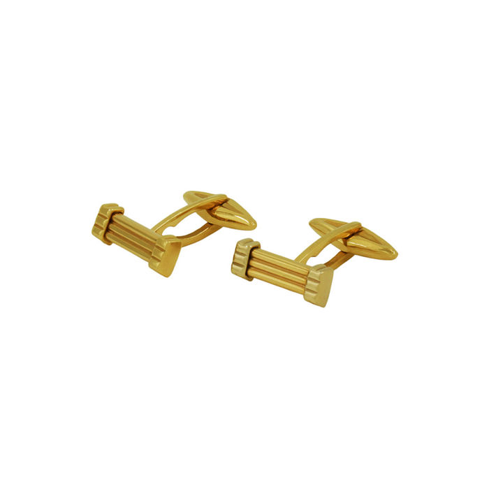 Botões de punho em ouro amarelo de dezanove quilates, de formato retangular, com 3 tiras no centro.