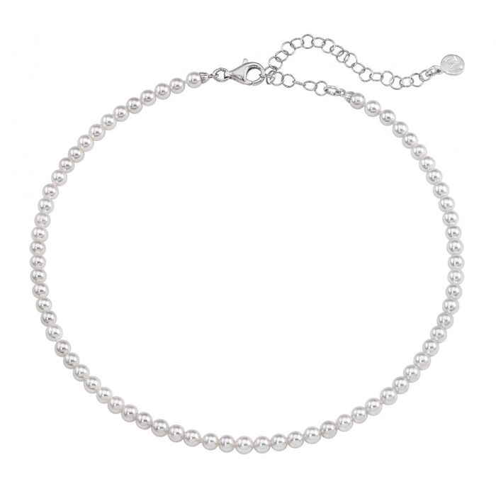 Colar de Pérolas Majorica, de cor branca, com fecho e extensor em prata, de tom prateado.