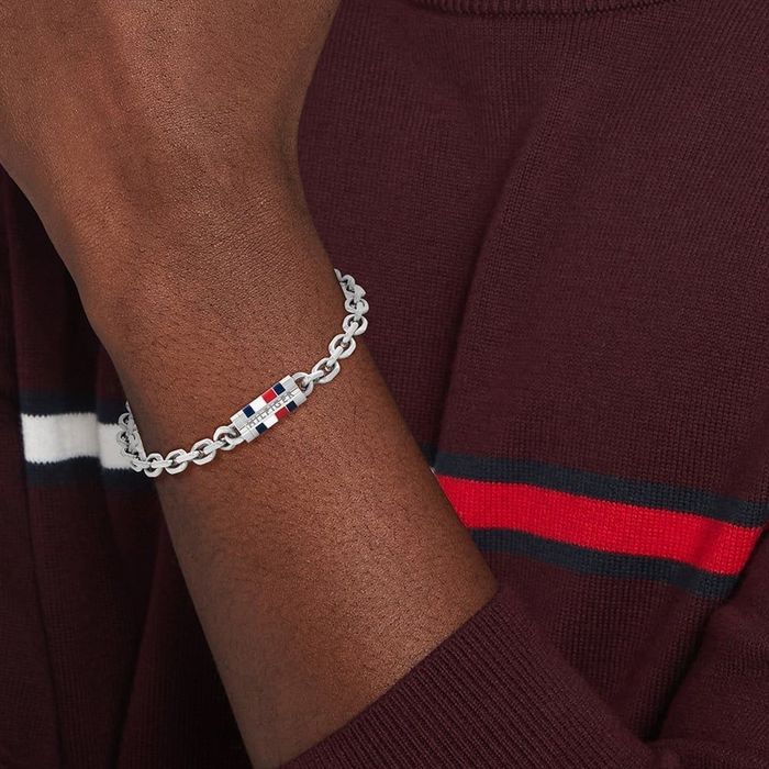 Pulseira em aço Tommy Hilfiger prateado, com o símbolo da tommy no fecho magnético no pulso.