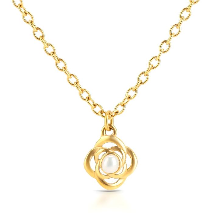 Colar dourado com pendente em formato de botão de rosa recortada e pérola branca no centro