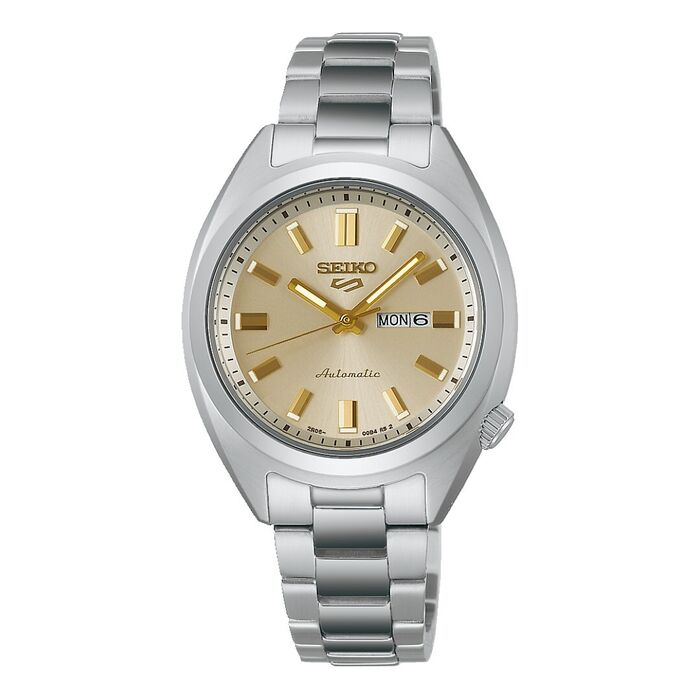Relógio prateado Seiko com um mostrador bege com calendário e e indicação do movimento automático.