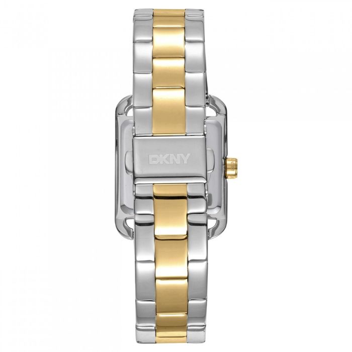 Vista traseira de relógio feminino da DKNY, bracelete em aço prateado e dourado, com caixa quadrada.