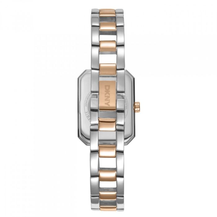Vista traseira de relógio DKNY com bracelete e caixa prateadas com pormenores em rose gold.