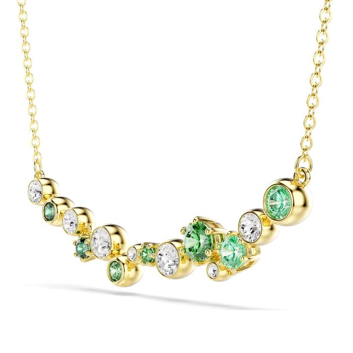 Vista aproximada de colar Swarovski dourado, com uma fileira de cristais de cor verde e branca