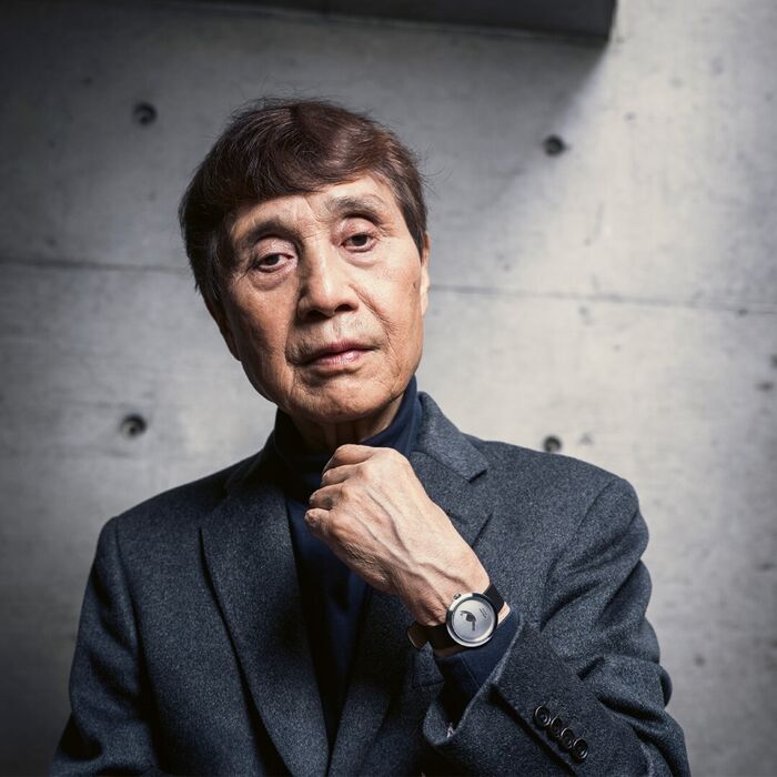 Arquiteto Tadao Ando com relógio bracelete preta, caixa prateada e ponteiros em forma folha de maça