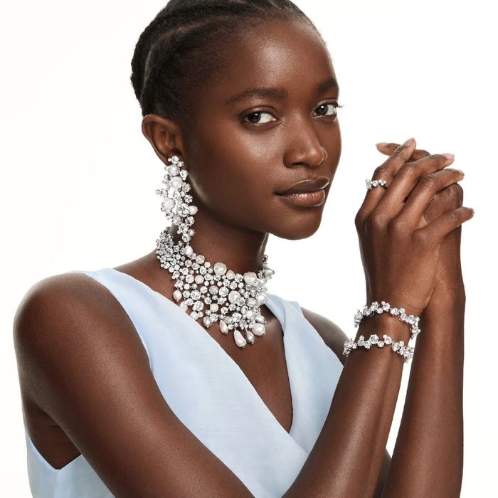 Pulseira Swarovski para mulher tipo escrava cravejada de cristais, na modelo.