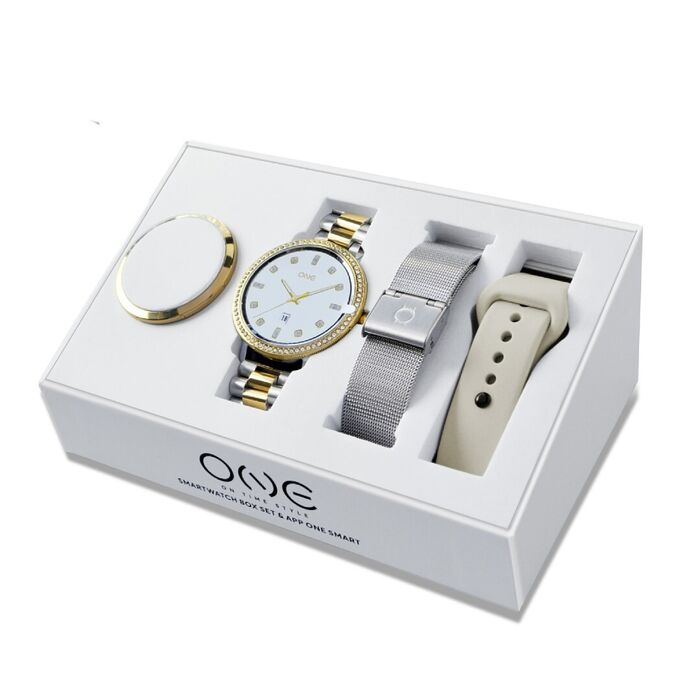 Box retangular de relógio One em aço, com smartwatch bicolor em dourado e prateado e bracelete extra