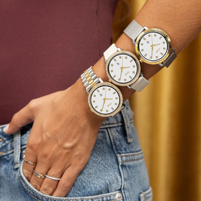 Pulso feminino com 3 smartwatches one de bracelete metal dourada e prateada, silicone e metal mesh