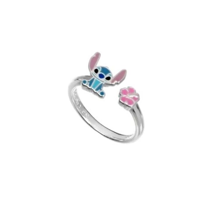 Anel de prata aberto com a figura do Stitch azul em uma extremidade e uma flor rosa em outra