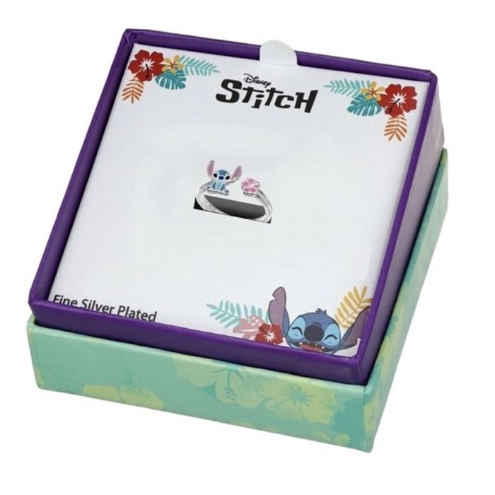 Caixa quadrada com anel aberto com a figura do Stitch em uma extremidade e uma flor rosa em outra