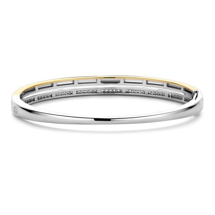 Vista lateral de pulseira estilo escrava em prata dourada e prateada, com dois aros em uma das faces