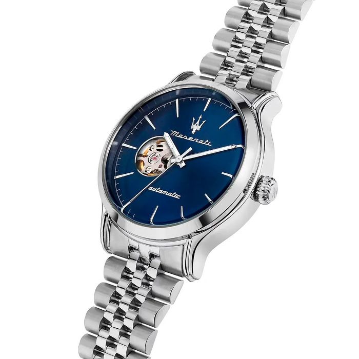 Relógio Maserati Epoca com mostrador azul, abertura do movimento e bracelete metálica.