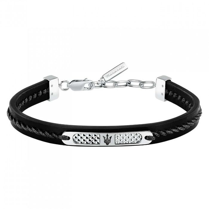 Pulseira preta com cordão trançado, placa metálica prateada com símbolo de tridente e fecho