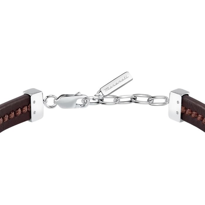 Fecho de lagosta e corrente prateada numa pulseira de pele castanha com etiqueta gravada