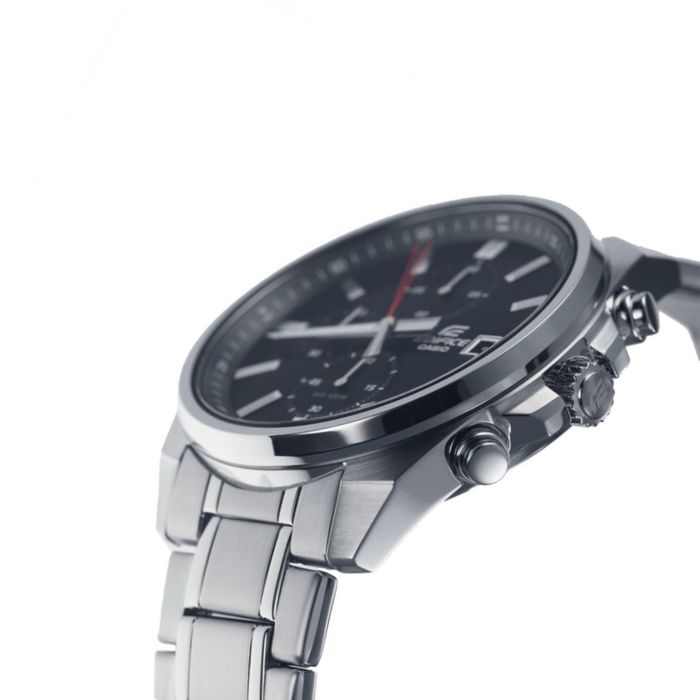 Casio Edifice com bracelete em aço e mostrador preto com calendário e cronógrafo.