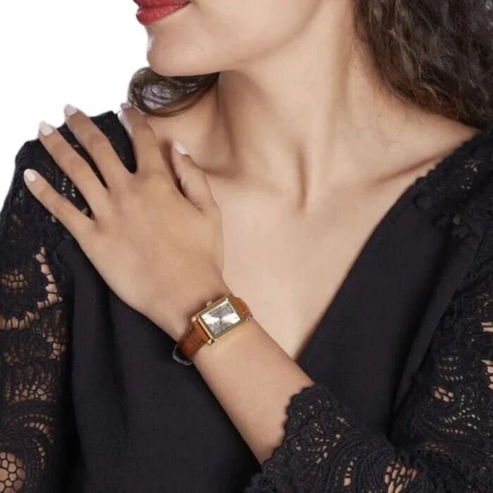 Senhora com relógio Casio analógico, caixa dourada quadrada e bracelete castanha em pele