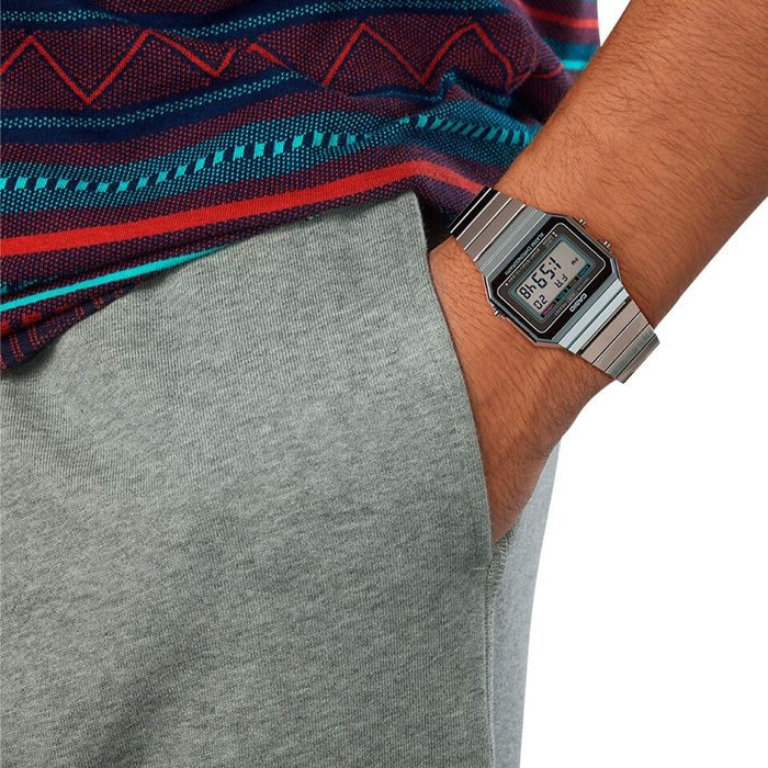 Pulso masculino com relógio digital da Casio com bracelete prateada e caixa quadrada