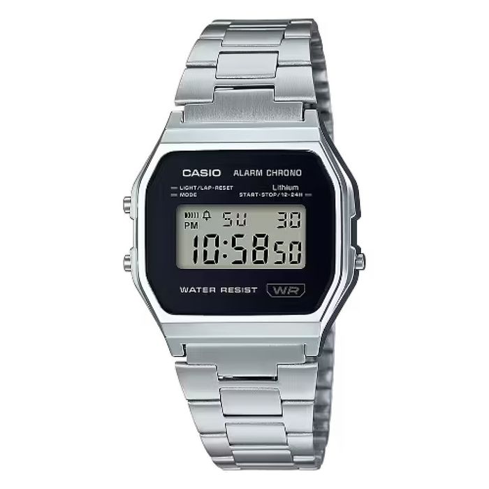 Relógio digital Casio prateado com bracelete metálica e mostrador rectangular preto.