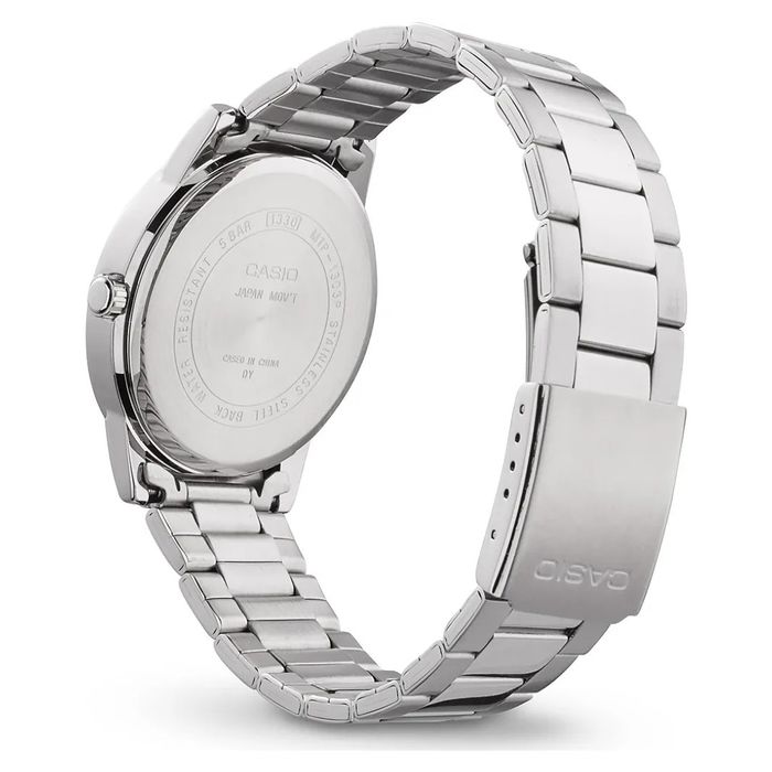Relógio de pulso prateado visto pelo verso com bracelete metálica e fecho gravado.
