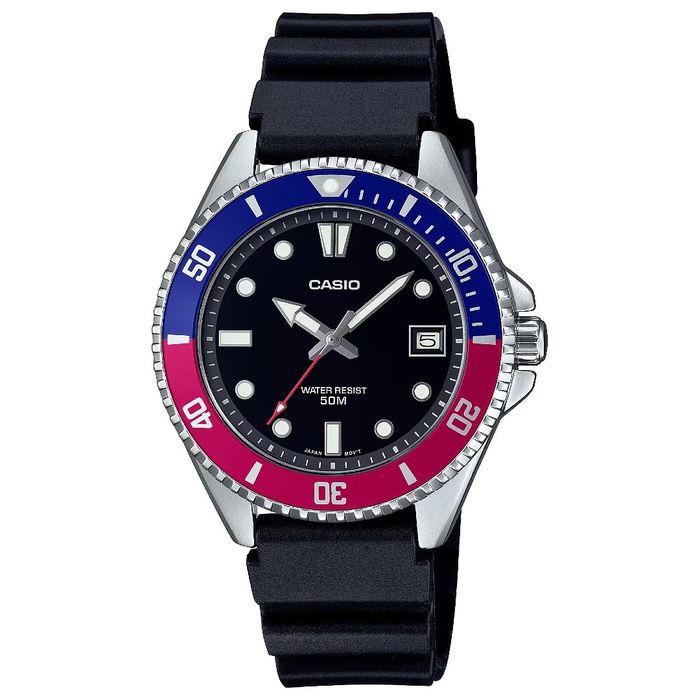 Relógio Casio com mostrador preto, bisel azul e vermelho, marcadores luminosos e bracelete preta.