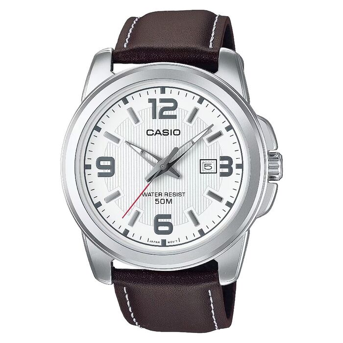 Relógios masculino Casio com bracelete em pele castanha e caixa prateada com mostrador branco.