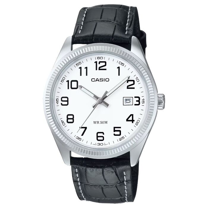Relógio Casio com mostrador branco, numerais pretos, janela de data às 3 e bracelete preta.