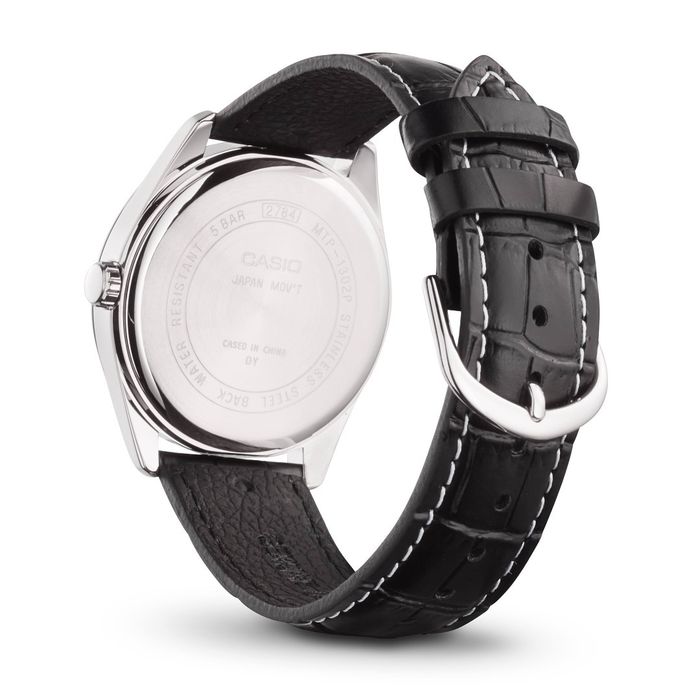 Verso de relógio prateado com bracelete de couro preto e fivela metálica.