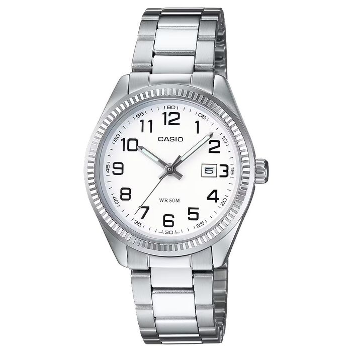 Relógio em aço prateado da Casio com um mostrador branco e calendário nas três horas.