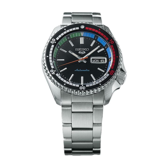 Relógio Seiko prateado de mostrador preto com calendário e com indicadores de diferentes cores.