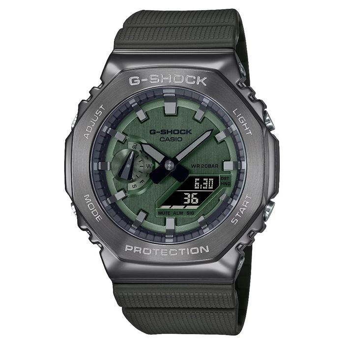 Relógio desportivo com mostrador verde, aro octogonal metálico e bracelete preta.