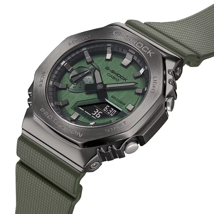 Relógio Casio G-Shock com mostrador verde, bisel metálico octogonal e bracelete verde.
