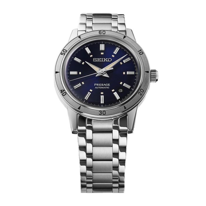 Relógio Seiko de bracelete e caixa prateadas e de mostrador azul com calendário nas cinco horas.