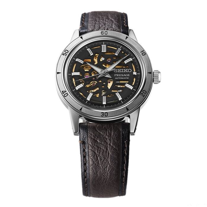 Relógio masculino Seiko de bracelete castanha em pele e mostrador preto com recortes.