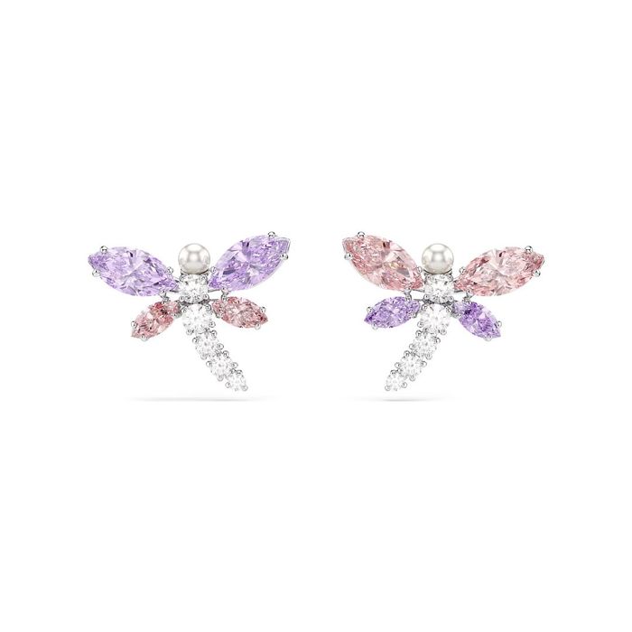 Vista frontal de brincos Swarovski prateados em forma de libélulas com cristais e uma pérola branca.