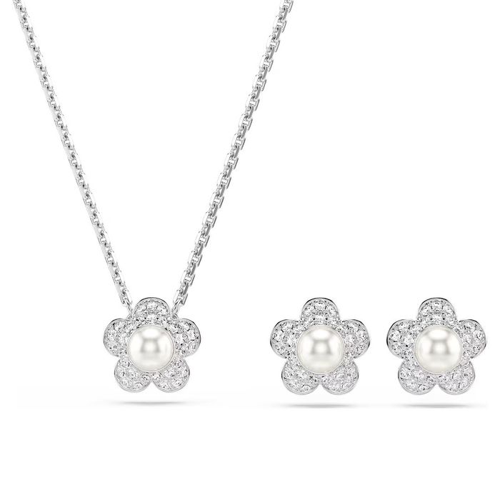 Colar e brincos prateados Swarovski com a forma de flores com cristais e uma pérola no centro.