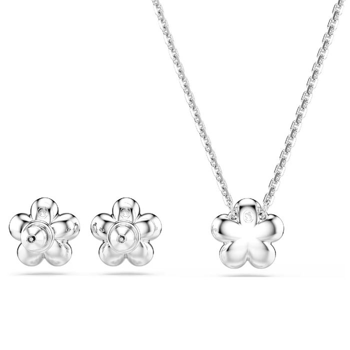 Vista traseira de um colar com pendente e brincos prateados Swarovski com a forma de flores.