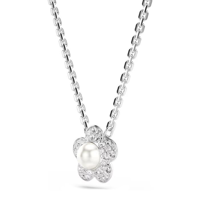 Vista de lado de colar Swarovski prateado com pendente em flor com cristais e uma pérola sintética.