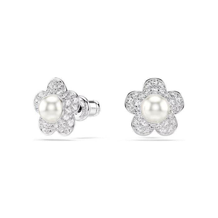 Brincos prateados da Swarovski, de lado e frente, em forma de flores com cristais e uma pérola.