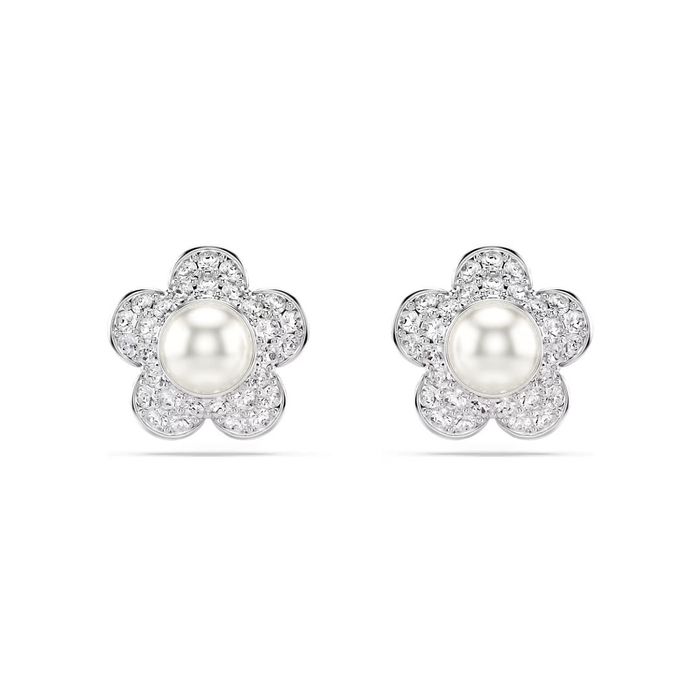 Vista frontal de brincos prateados Swarovski em forma de flores com cristais e uma pérola.