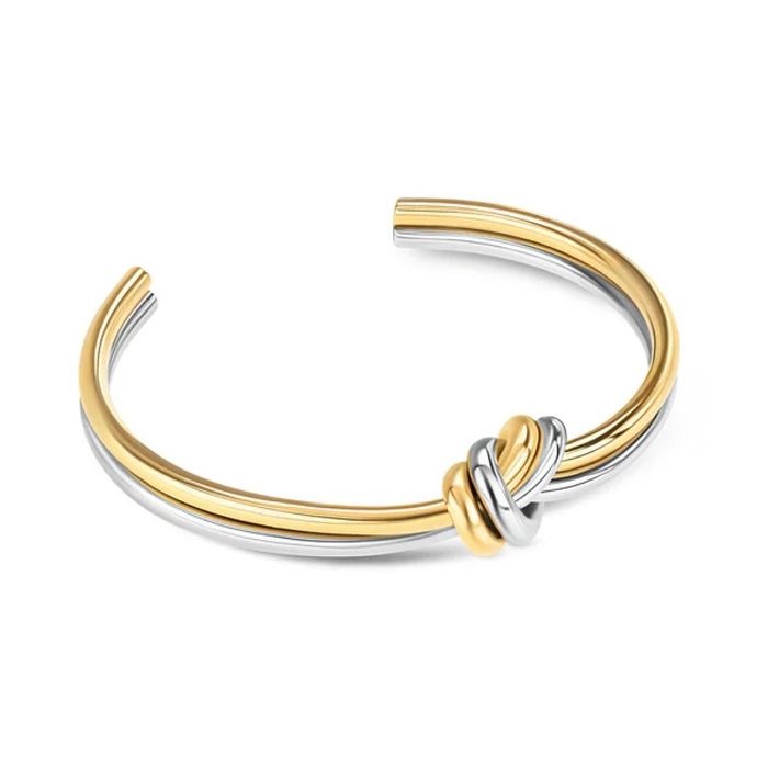 Escrava feminina da One, deitado, com dois aros em prateado e dourado com um nó no topo.