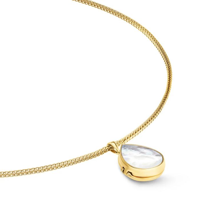 Vista aproximada de um pendente em forma de gota com madrepérola de um colar One em aço dourado.