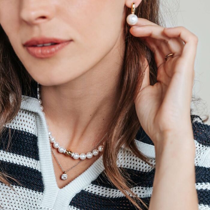 Colar de pérolas prata de lei 925 para mulher da Ti Sento Milano com banho de ouro 18K, no pescoço.