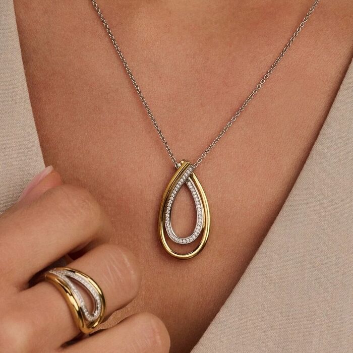 Colar Ti Sento Milano para mulher em prata lei 925 e ouro de 18K com zircónias, no pescoço.