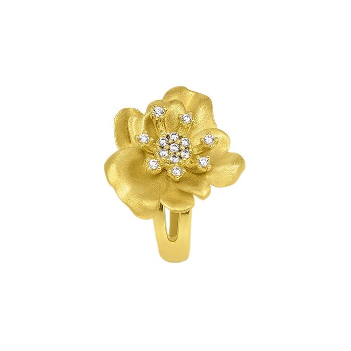 Anel dourado Eugénio Campos com uma flor de pétalas onduladas e pedras de quartzo no centro.